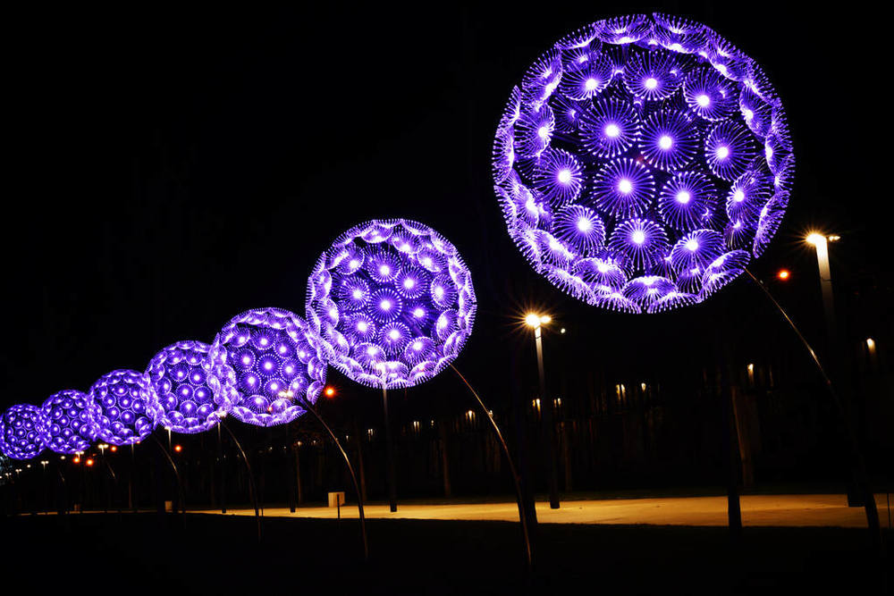 夜之璀璨 蒲公英金屬發光球體燈飾的藝術與科技